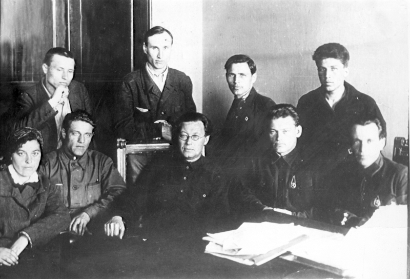 Файл:Ректор ТГУ А.Л. Щепотьев с профсоюзным активом (1934 г.).png