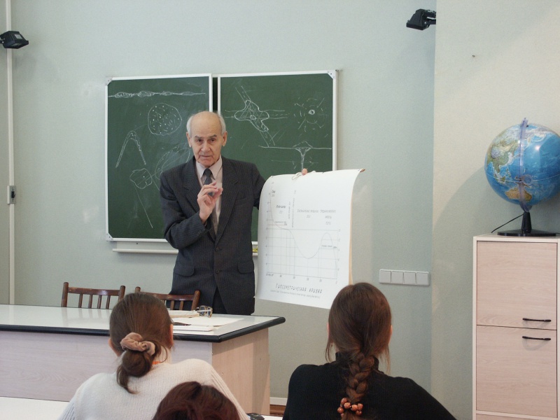Файл:А.И. Родыгин читает лекцию студентам ТГУ.JPG