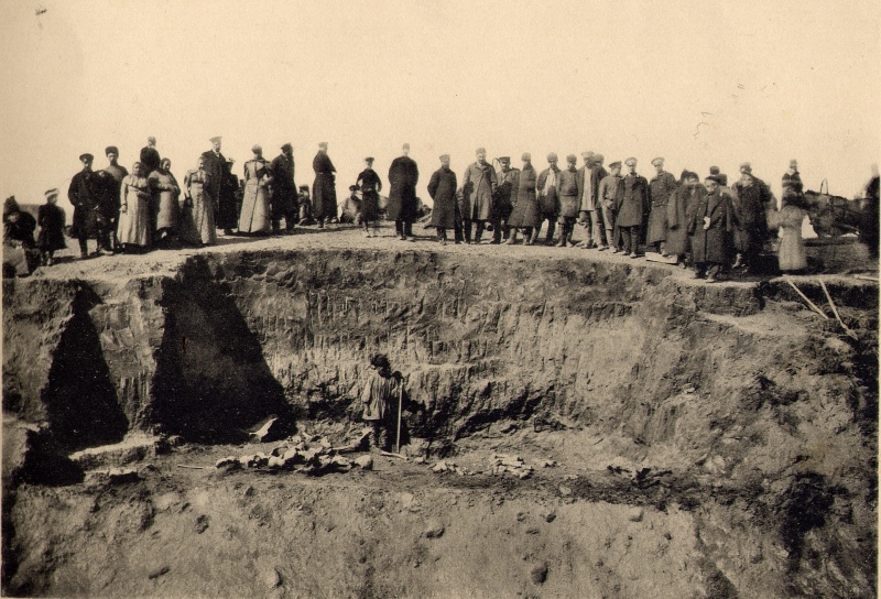 Файл:Общий вид раскопки мамонта 17 апреля 1896г.jpg