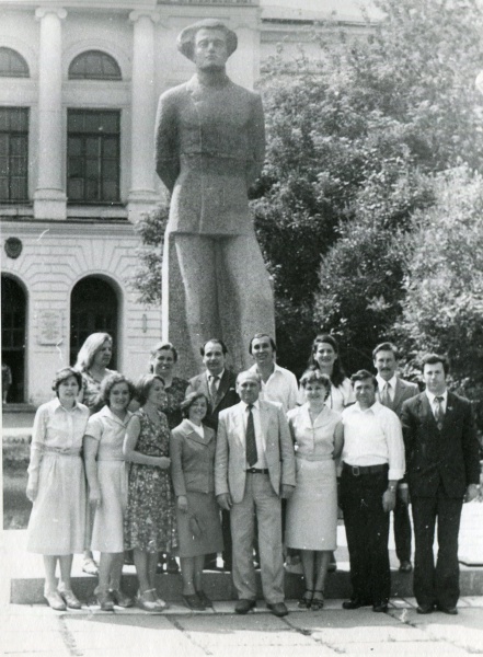 Файл:БычковАП с группой выпускников (ЭФ ОЗО) (22.06.1982).jpg