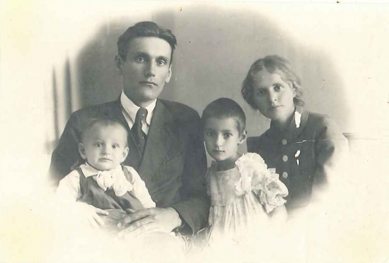 Файл:Семья 1941 перед отправкой на фронт.jpg