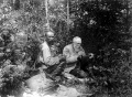 1901 П.Н.Крылов на полевой работе со своим помощником.jpg