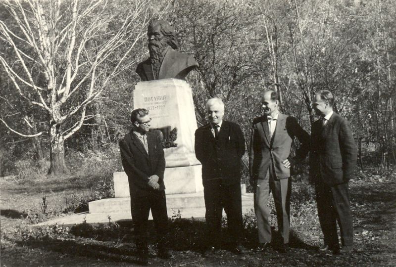 Файл:Слева направо ассистент В.П. Парначёв, доцент М.Г. Горбунов, доцент А.И. Родыгин, доцент И.А. Вылцан.Октябрь 1965 г..jpg