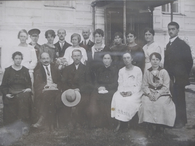 Файл:Преподаватели и студенты ИФФ 25 августа 1921 г. Э.Ф. Молина (второй ряд, вторая справа).jpg